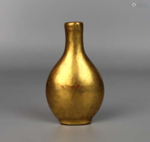 A Chinese Gilt Porcelain Vase, Qing Dynasty