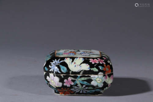 清代：乾隆款·墨地开光人物故事印泥盒 A Chinese Black Floral Porcelain Seal Box