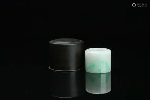 翡翠扳指 A Chinese Jadeite Fingerstall