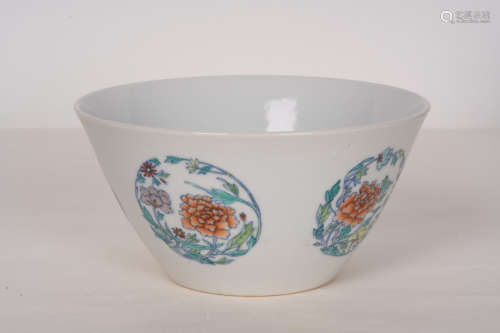 清雍正斗彩花卉纹敞口碗 A Chinese Doucai Floral Porcelain Bowl