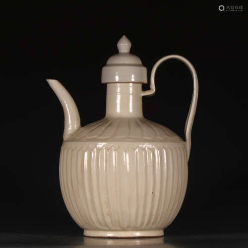 宋 定窑瓜凌执壶。 A Chinese Ding Kiln Porcelain Ewer