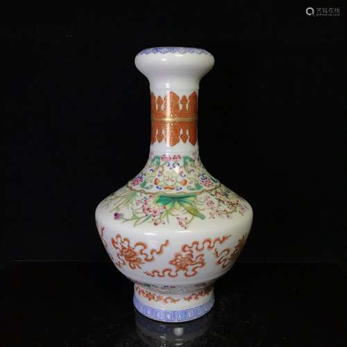 清乾隆粉彩蝶穿花纹五口瓶， A Chinese Famille Rose Butterfly&flower Porcelain Vase