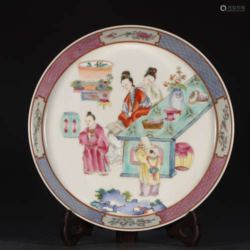 大清雍正年制款 粉彩仕女婴戏图盘。 A Chinese Famille Rose Figure Painted Porcelain Plate