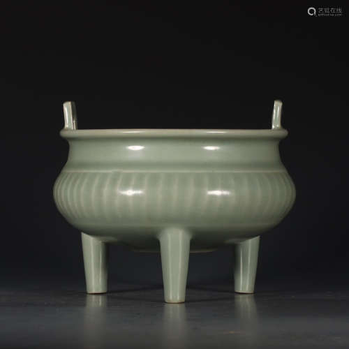 宋 龙泉粉青釉三足炉。 A Chinese Longquan Light Greenish-blue Glaze Porcelain Incense Burner