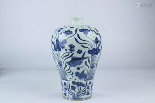 青花鱼纹梅瓶 A Chinese Blue and White Fish Painted Porcelain Vase