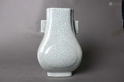 乾隆哥釉贯耳瓶 A Chinese Ge Glazed Porcelain Vase