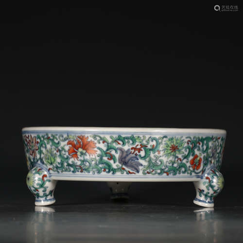 大清雍正年制款   斗彩花卉纹三足洗。 A Chinese Doucai Floral Porcelain Three-legged Washer