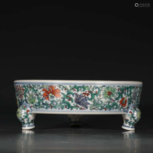 大清雍正年制款   斗彩花卉纹三足洗。 A Chinese Doucai Floral Porcelain Three-legged Washer