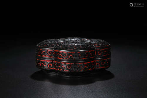 剔黑花卉纹盖盒 A Chinese Carved Black Lacquerware Floral Box with Cover