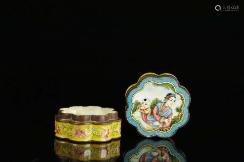 乾隆款珐琅彩人物故事盖盒 A Chinese Enamel Figure Painted Porcelain Box with Cover