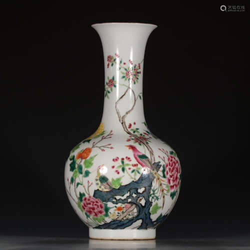 大清雍正年制款 粉彩花鸟纹瓶。 A Chinese Famille Rose Flower&Bird Pattern Porcelain Vase