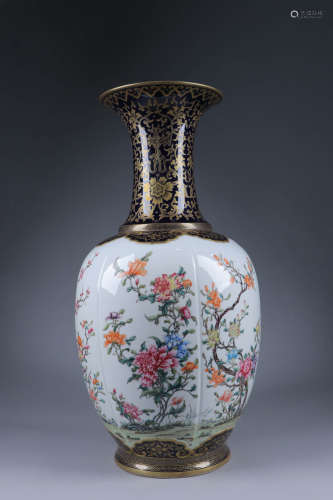 乾隆款·花卉纹赏瓶 A Chinese Floral Porcelain Vase