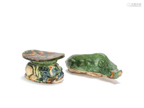 A blue and sancai glazed elbow rest and a green glazed pottery model of a recumbent boar Tang Dynasty