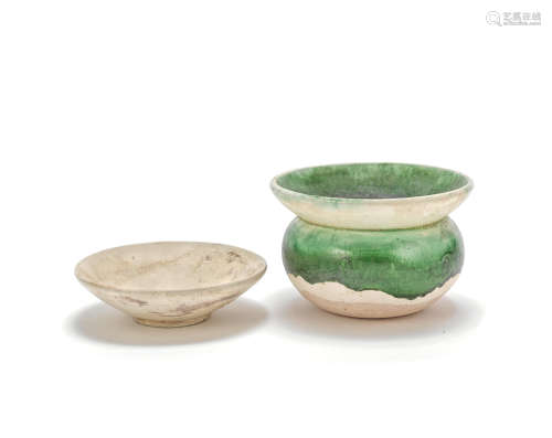 A green glazed zhadou and a cream glazed dish Tang Dynasty
