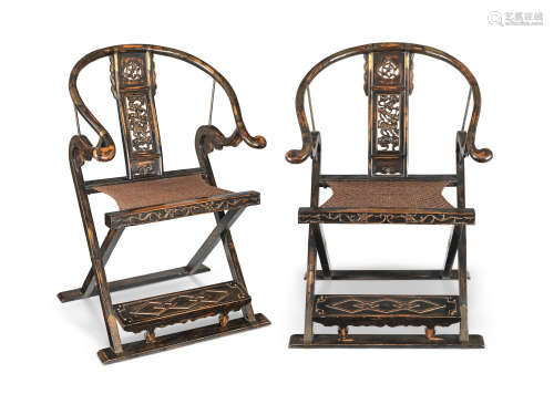 A pair of stained elmwood horseshoe-back folding chairs 19th/20th century