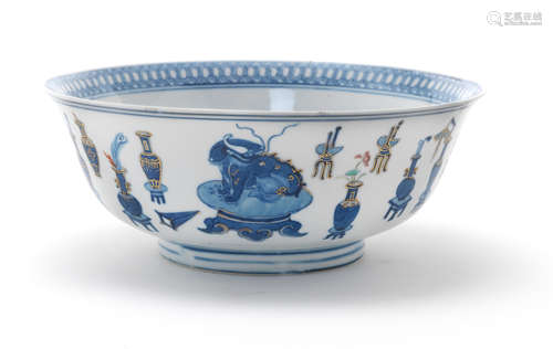 AN UNDERGLAZE BLUE, POLYCHROME ENAMEL AND GILT 'HUNDRED ANTIQUES' BOWL Daoguang six-character mark and of the period