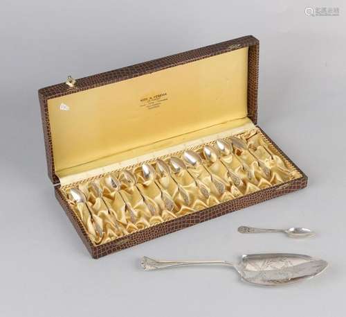 Cassette with silver spoons and pastry scoop