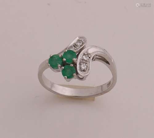 White gold ring, diamond / emerald