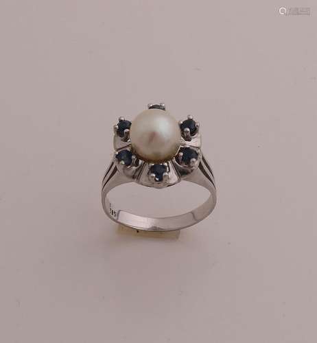 White gold ring with sapphire and pearl