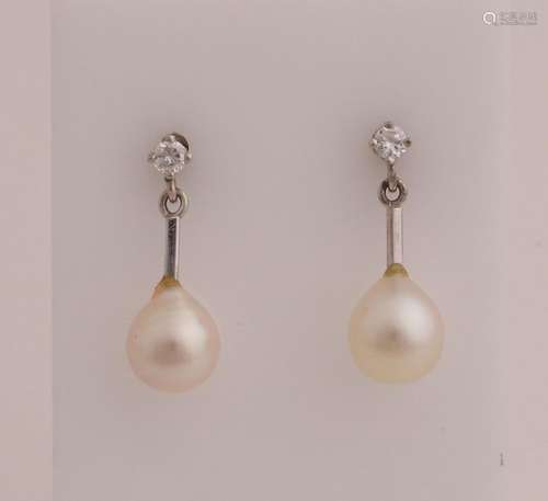 White gold earrings with pearl and diamond