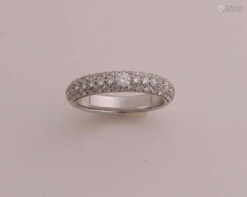 White gold ring with diamond, pavé