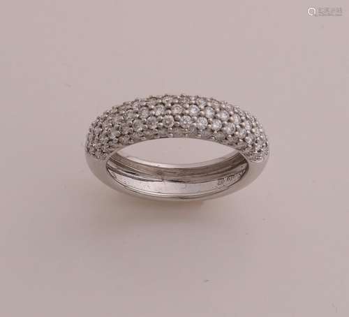 White gold ring with diamond, pavé