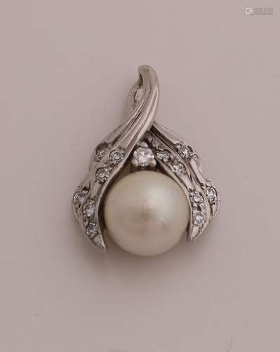 White gold pendant with pearl and diamond