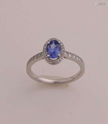 White gold rosette ring with sapphire and diamond