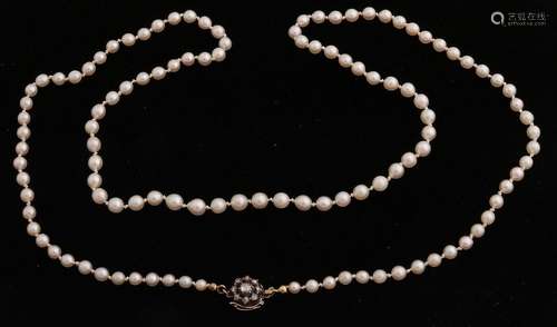 Pearl necklace with diamond lock