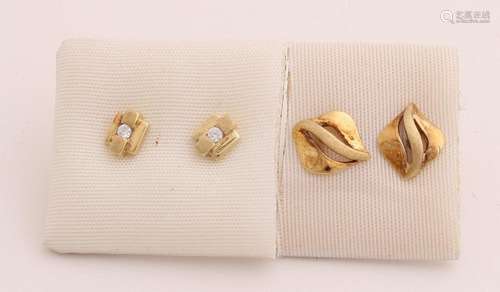 2 pairs of gold earrings