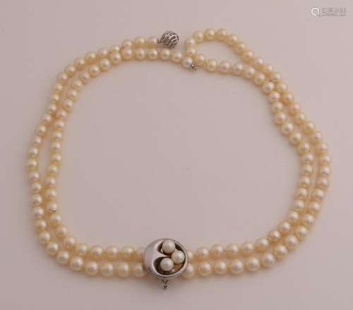 Cultivated pearl necklace with white gold clasp