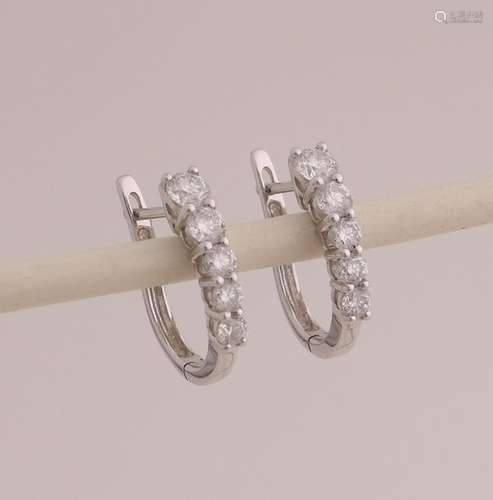 White gold earrings with diamond