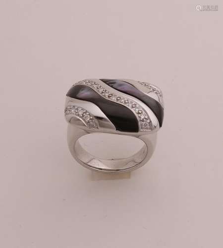 White gold ring with mother of pearl and diamond