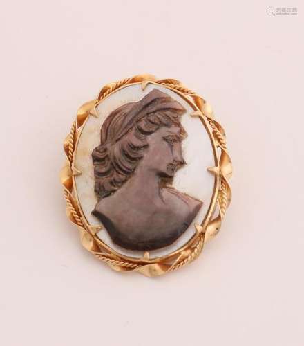 Gold pendant / brooch with cameo