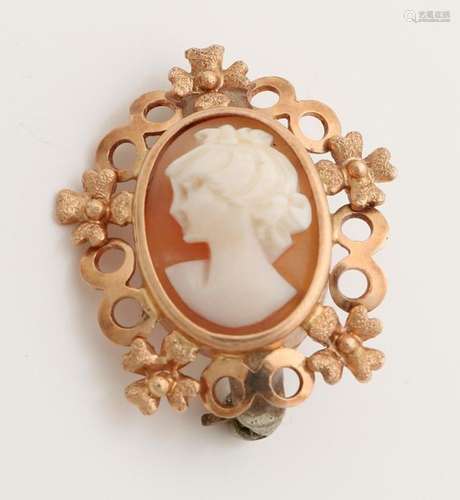 Gold brooch with cameo