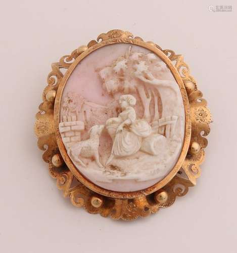 Gold cameo brooch