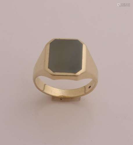 Gold signet ring with layer stone