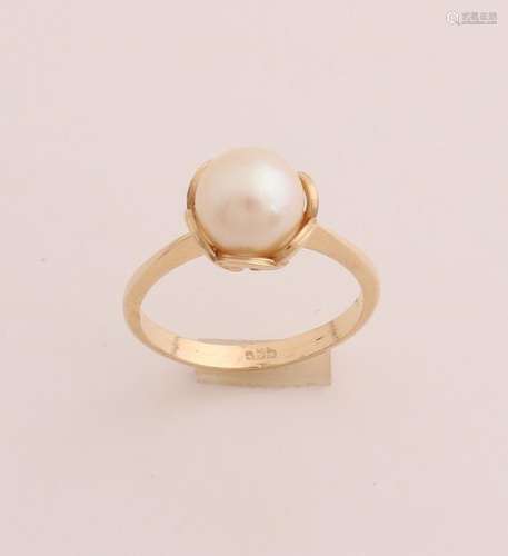 Gold ring with pearl