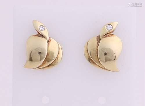 Gold ear studs with diamond