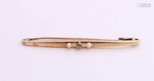 Gold brooch with pearls