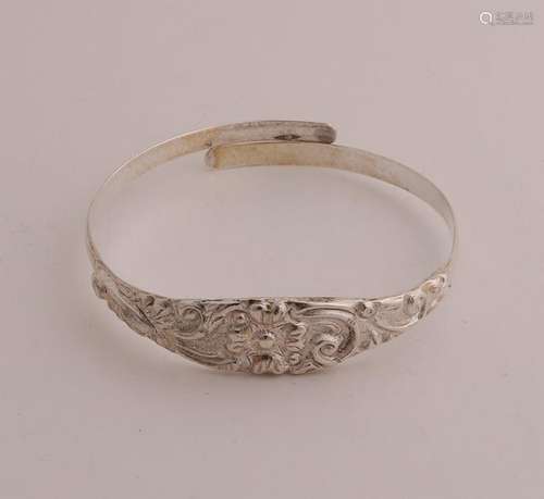 Silver clip bracelet with flowers