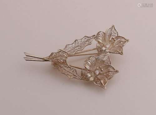 Silver filigree brooch with flowers