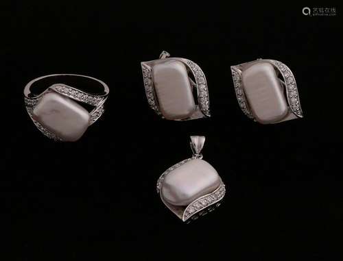 Set of silver jewelry with pearl and cubic zirconi…