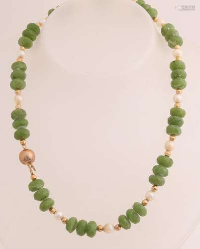 Pearl and jade necklace with gold