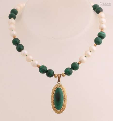 Necklace of pearls and malachite with gold