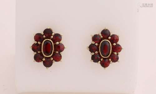 Gold earrings with garnet