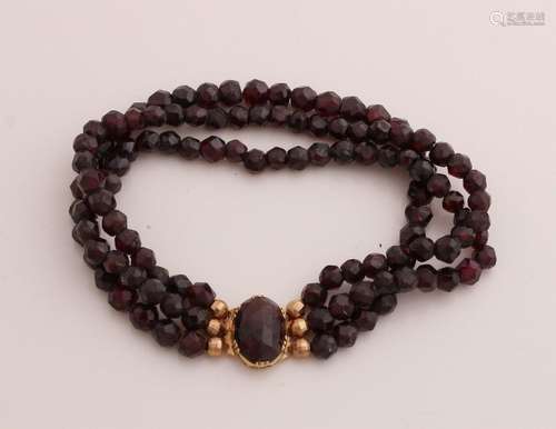 Garnet bracelet with gold clasp