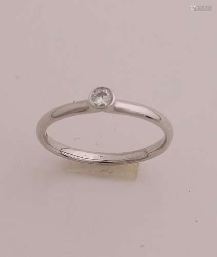 White gold solitaire ring with diamond