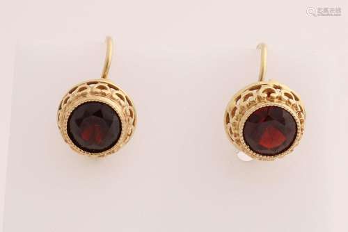 Gold earrings with garnet