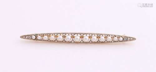 Gold brooch with pearls